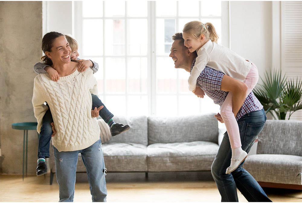 famille jouant dans le salon